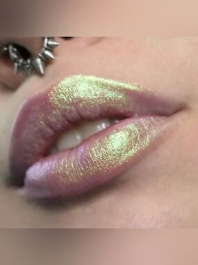 NYX Duo Chromatic Lip Gloss in Foam Party